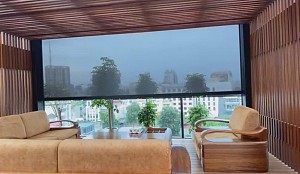 Rèm tự động Zipper Blinds che nắng, mưa gió ngoài trời trên tầng thượng tại nhà phố Bà Triệu, quận Hoàn Kiếm, Hà Nội