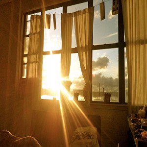 Giải pháp che nắng, cản nhiệt hiệu quả cho ban công, cửa sổ, cửa ra vào hướng Tây và hướng Đông