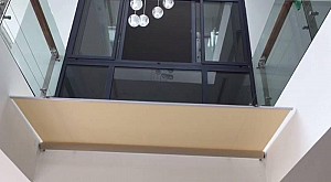 Rèm trần phẳng tự động che nắng giếng trời tại nhà khách ở Bến Tre