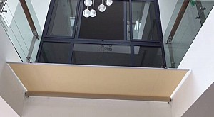 Rèm trần phẳng tự động che nắng giếng trời tại nhà khách ở Bến Tre