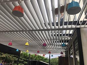 Hệ chớp nhôm hình thoi tự động che nắng ngoài trời tại phố Chu Huy Mân, Long Biên, Hà Nội.