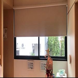 Hệ rèm cuốn tự động che nắng cửa sổ nhà khách tại Thành phố Hồ Chí Minh