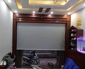 Hệ rèm cuốn tự động ngăn phòng che cửa ra vào tại nhà phố Kim Giang, Hà Nội