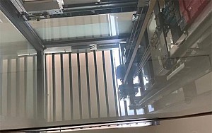 Rèm trần tự động che nắng thang máy nhà khách tại Ngõ 112 Hoàng Quốc Việt, Hà Nội.