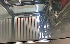 Rèm trần tự động che nắng thang máy nhà khách tại Ngõ 112 Hoàng Quốc Việt, Hà Nội.