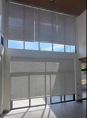 Hệ rèm sáo gỗ tự động cao cấp che nắng cửa kính tại biệt thự nghỉ dưỡng nhà khách tại Thành phố Hồ Chí Minh