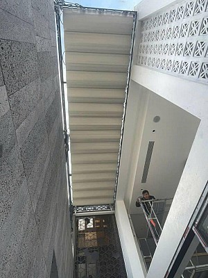 Hệ rèm trần xếp ly tự động che nắng giếng trời nhà phố của khách hàng tại Hà Nội