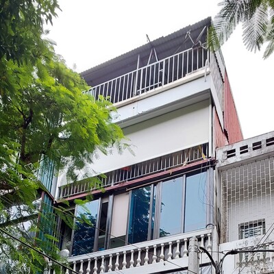 Hệ rèm cuốn tự động Zipper cao cấp che nắng, mưa gió tại ban công ngoài trời nhà phố Trần Tử Bình, quận Cầu Giấy, Hà Nội