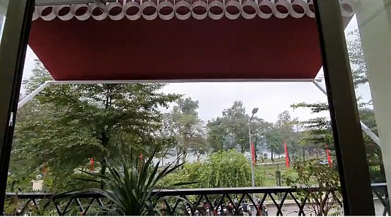 Hệ mái che cửa sổ tay đòn tự động ở nhà khách tại Đại Cồ Việt - Hà Nội