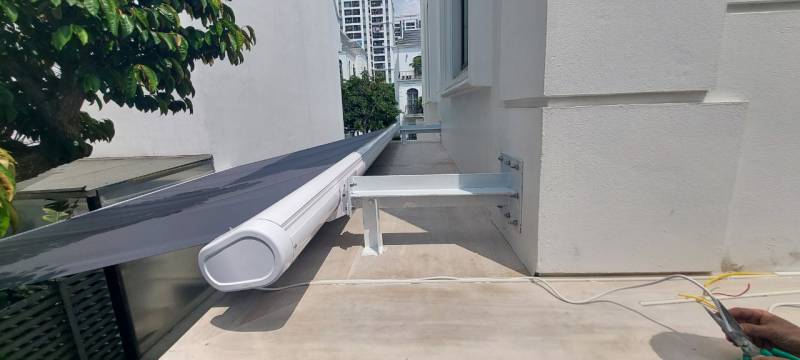Mái hiên tự động che nắng mưa sân vườn tại Biệt thự Vinhome Riversides Long Biên, Hà Nội