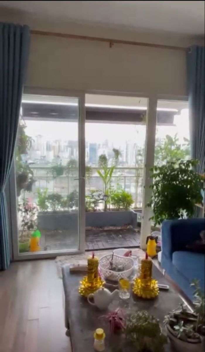 Hệ rèm cuốn dây cáp tự động che nắng ban công hướng Tây nhà khách tại chung cư M4 đường Nguyễn Chí Thanh, Hà Nội