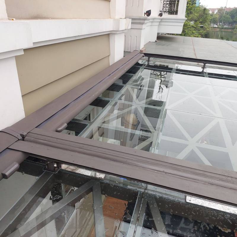 Hệ rèm trần phẳng tự động cao cấp Skylight che nắng trên mái kính, trần kính tại Vinhome Riverside Long Biên, Hà Nội